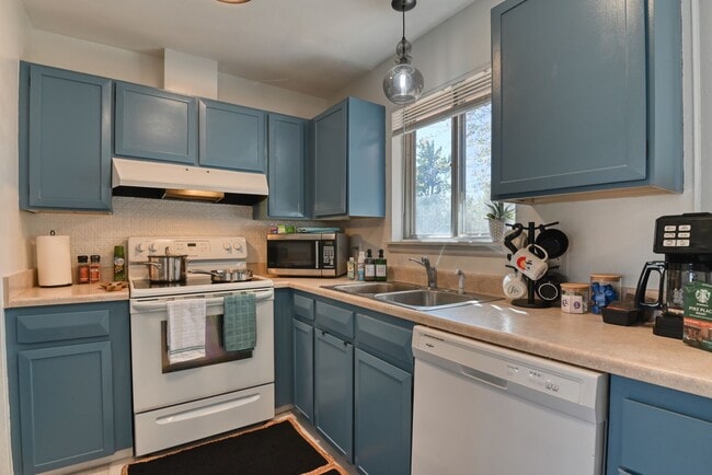 Building Photo - Cute 3 Bedroom Home in Central Colorado Sp...