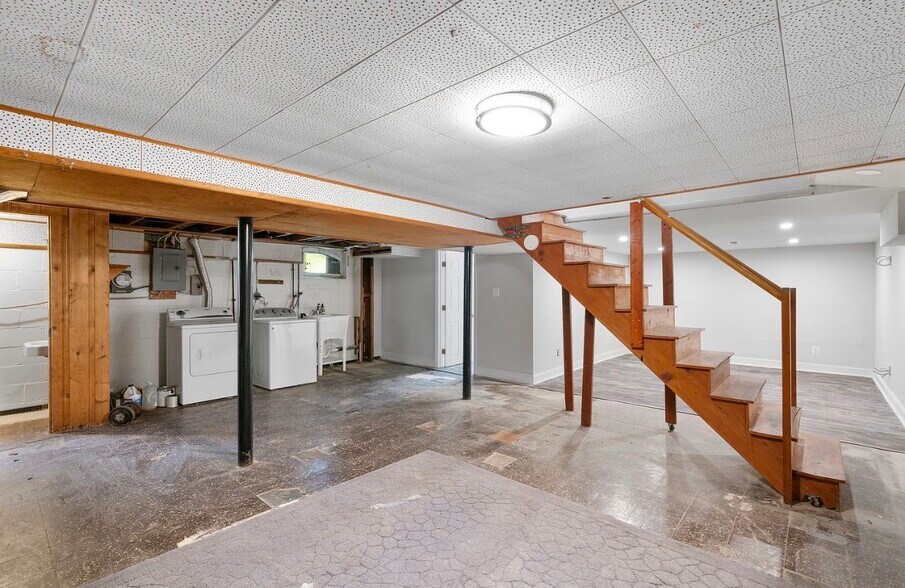 Building Photo - 577 Brook Rd