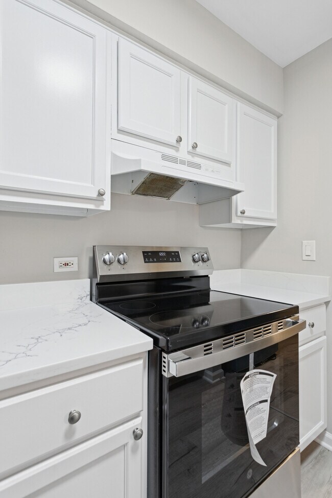 Building Photo - 6185 Pinewood Ct