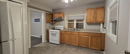 Building Photo - 4BR/1BA Single-Family Home in Hazel Crest