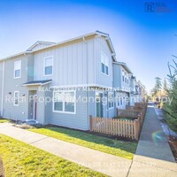 Building Photo - 3 Bedroom 2.5 Bathroom Townhouse with Gara...