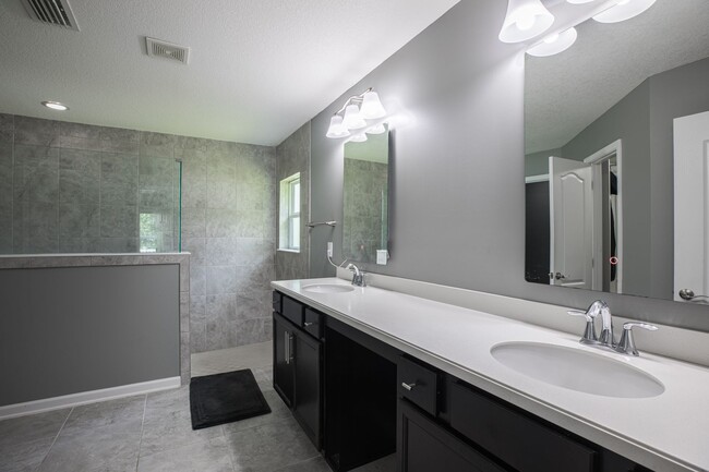 Building Photo - Stunning home in desirable neighborhood !