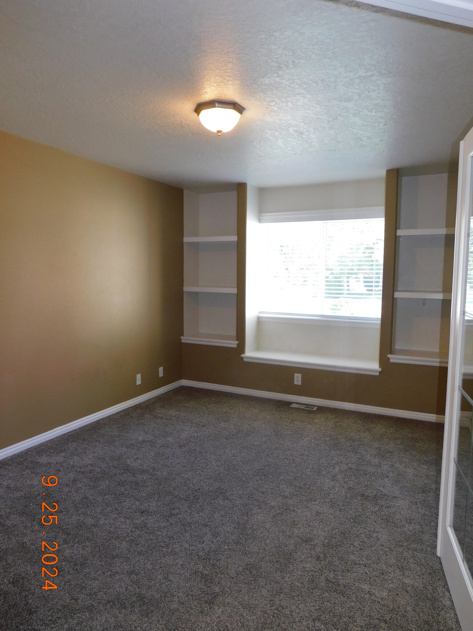 Office/Bdrm - 5282 N Schumann Ave