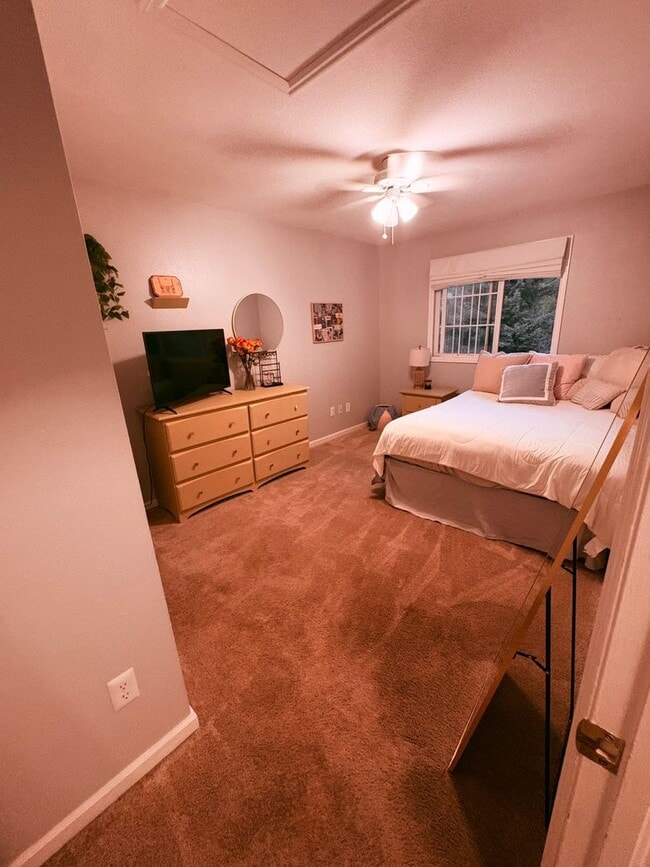 Building Photo - Beautiful Single Family Living In South Su...