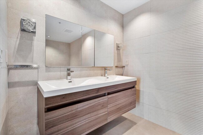 Building Photo - 601 NE 36th St