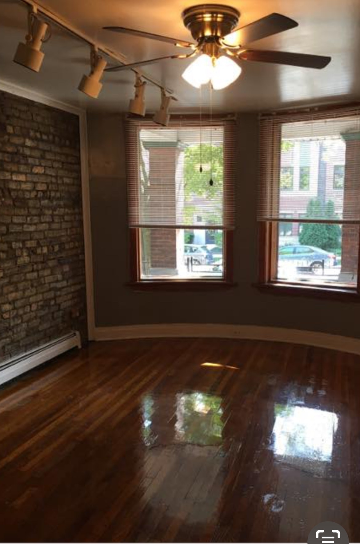 Building Photo - 1222 W Albion Ave