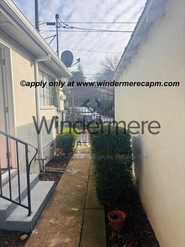 Building Photo - Unbeatable location! ! East Sac 2 bedroom 1 bath Duplex!!