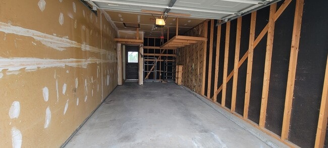 Building Photo - 3 Bedroom 1.5 Bathroom Home