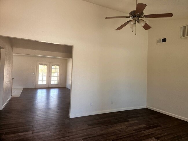 Building Photo - 4 Bedroom, 2 Bathroom Home!