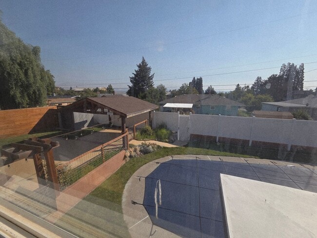 Building Photo - 3Bedroom, 2.5 Bath Mid Century Modern Home...