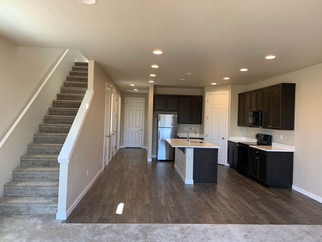 Building Photo - COMING VACANT END OF JUNE -EZ life Townhom...