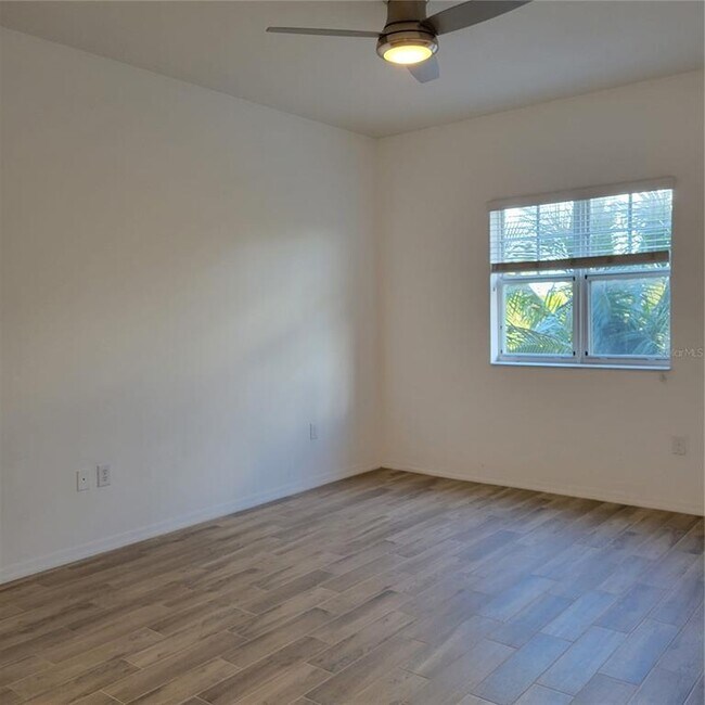 Building Photo - 1064 N Tamiami Trl