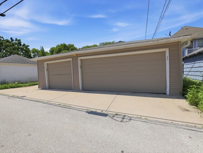 Building Photo - 4536 N Larkin St