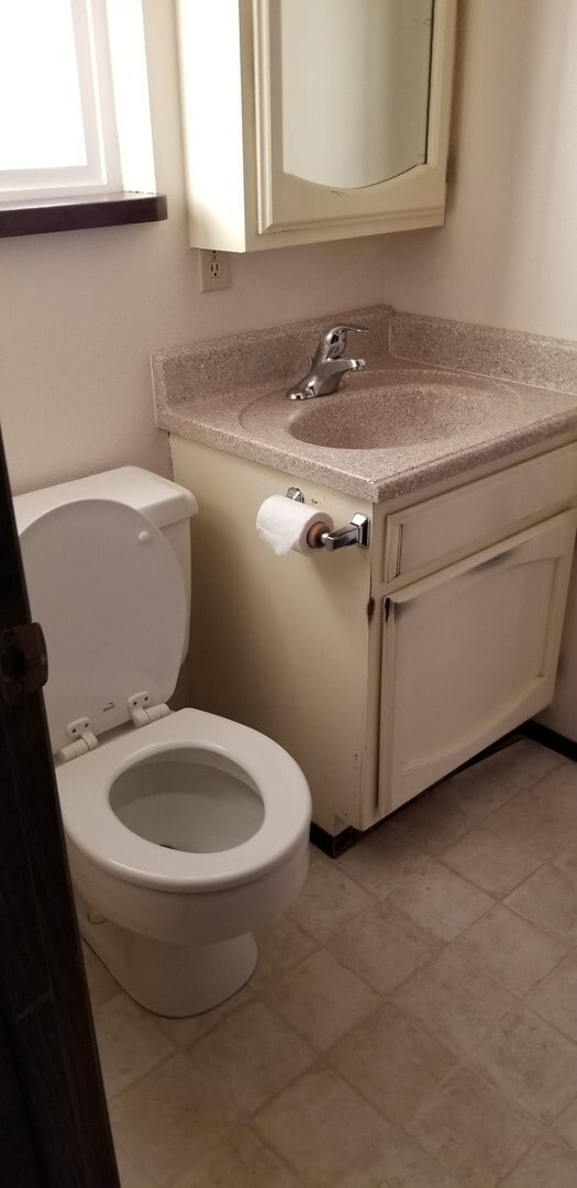 Building Photo - 3 bedroom, 2 bathroom home in well established neighborhood.