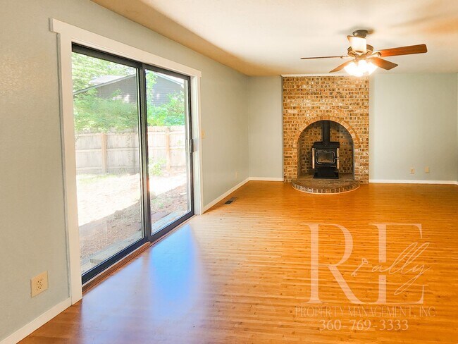 Building Photo - Ridgetop Home in Quiet Neighborhood