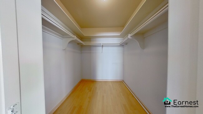 Building Photo - 1 + 1 Charming Upper-Level Condo with Priv...