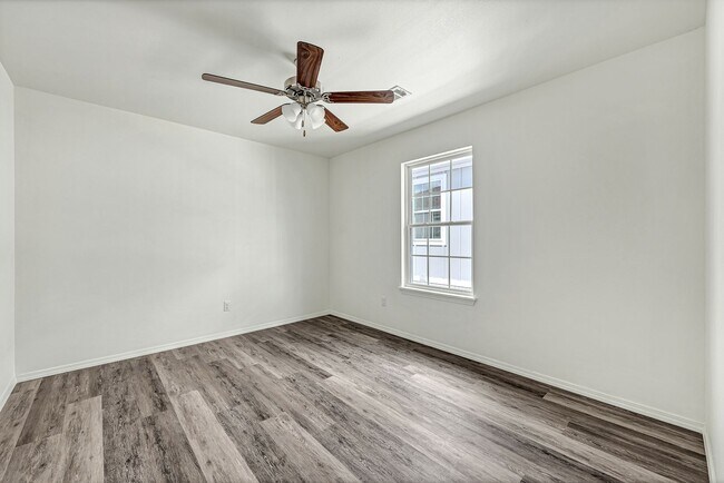 Building Photo - 1095 S Benchmark Ln