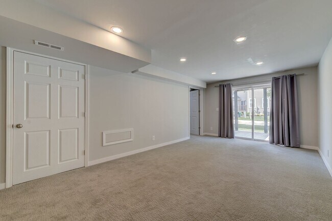 Building Photo - Gorgeous Updated 3 Bed 3 Bath Home Garage