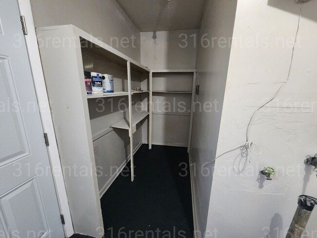 Building Photo - $995 - 3 bedroom / 1 bathroom - Single Fam...
