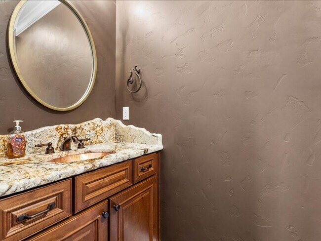Building Photo - Stunning Tumalo Home on 3.21 Acres with Ca...