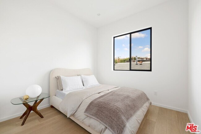 Building Photo - 1227 N Formosa Ave