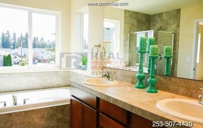 Building Photo - Gorgeous 4 Bedroom! Upgrades Galore!