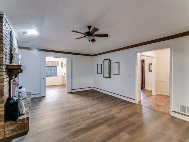 Building Photo - 905 Summer Trail