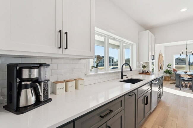 Building Photo - Fully Furnished 4 Bedroom + Bonus Room