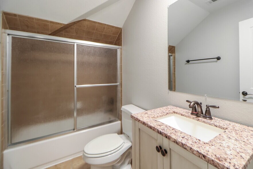 Building Photo - 701 Algerita Dr