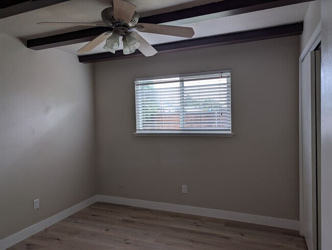 Building Photo - Nice 3 bedroom 2 bathroom Clovis home with modern updates, a nice floor plan and solar. Clovis co...