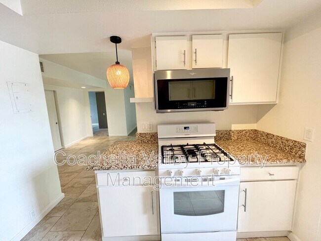 Building Photo - 400 N Sunrise Way