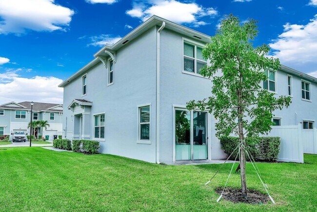 Building Photo - 235 SE Woodbark St