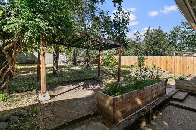 Building Photo - 3 Bedroom Craftsman style home in prime As...