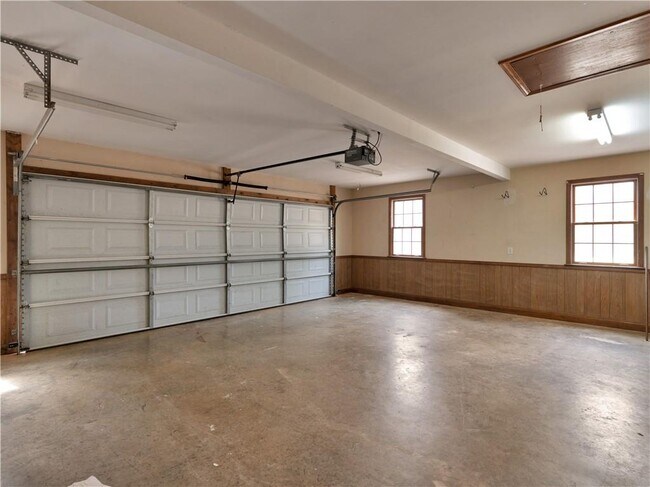 Building Photo - 305 Riverbend Dr