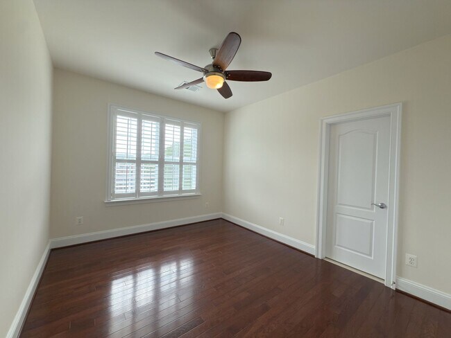 Building Photo - Spacious 4 Bed 5.5 Bath Home in Annandale,...