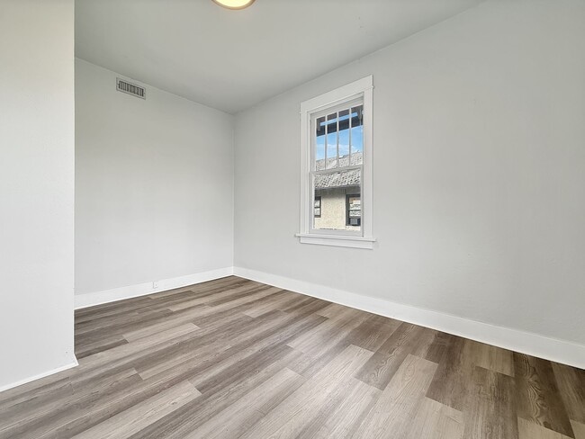 Building Photo - Newly Renovated Duplex