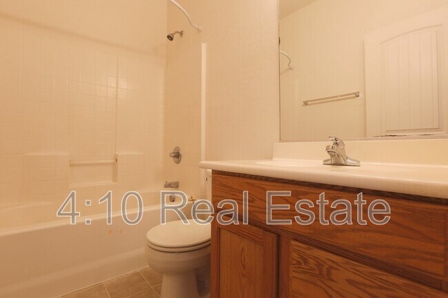 Building Photo - 2644 E Chester Dr