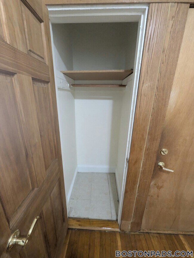 Building Photo - 364 Riverway