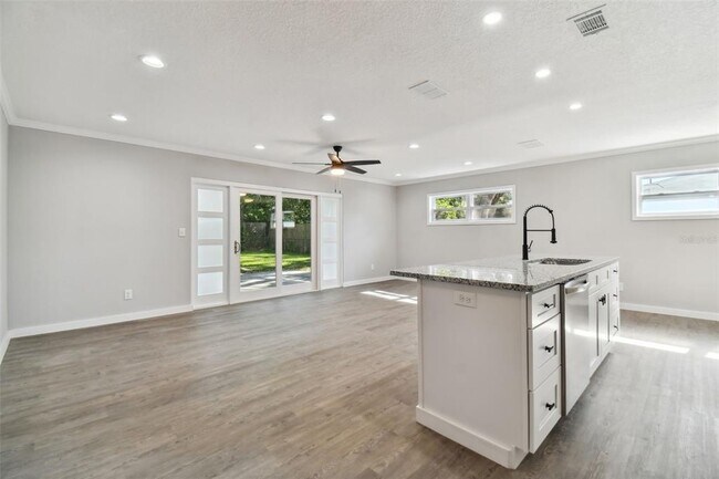 Building Photo - 535 W Palmeden Dr