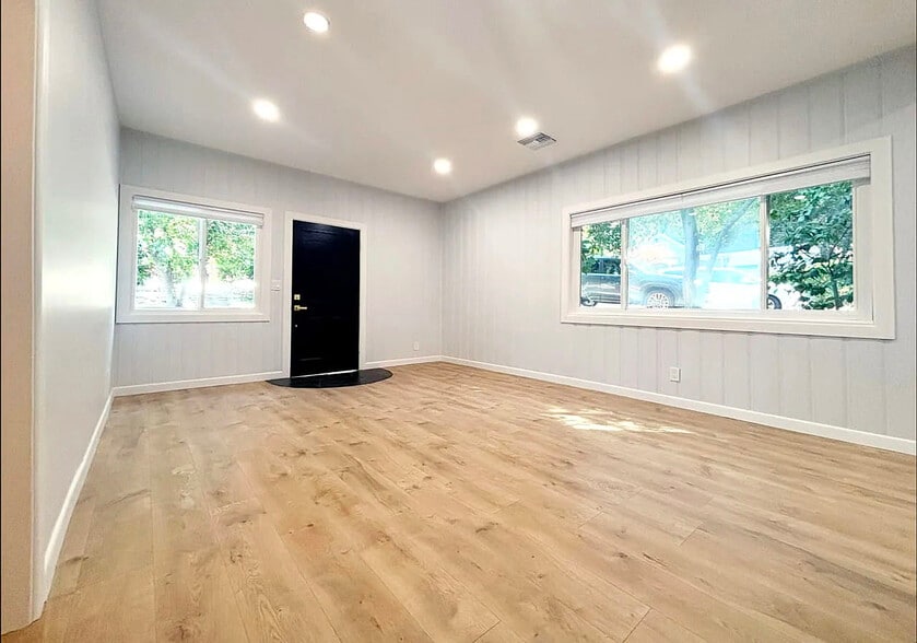 Building Photo - 9739 Pinewood Ave