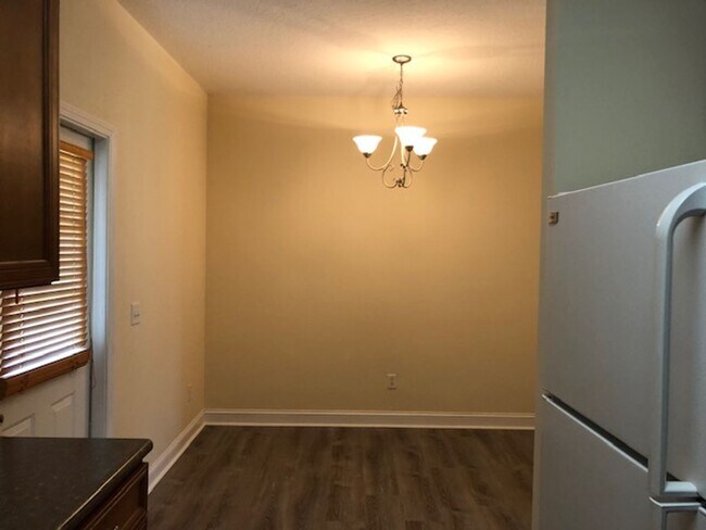 Building Photo - 323 Laurel Oak Ln