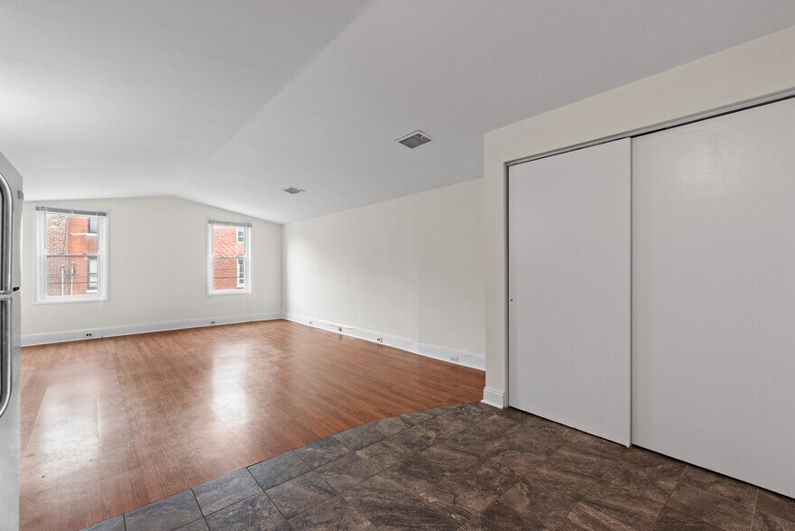 Building Photo - 631 Catharine St