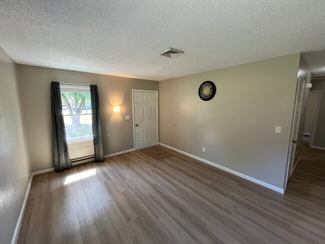 Building Photo - 1681 Village Pl