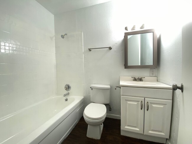 Building Photo - Charming Two Bedroom Condo