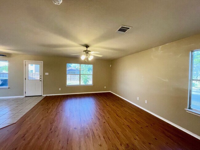 Building Photo - BEAUTIFUL 4 BR/2BTH HOUSE LOCATED IN CIBOL...