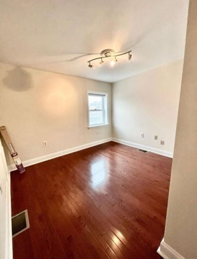 Building Photo - Shaw - Sunny 3 Bedrooms/Two full Baths
