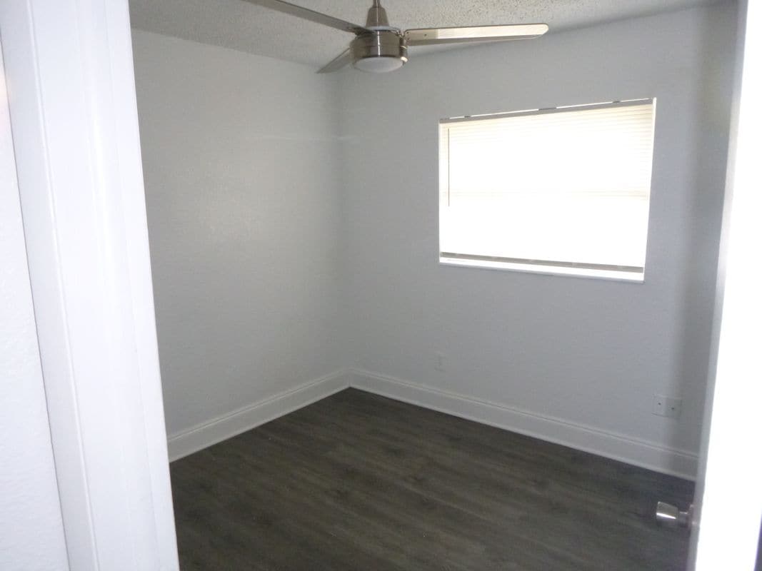 Building Photo - 572 Santiago Ave