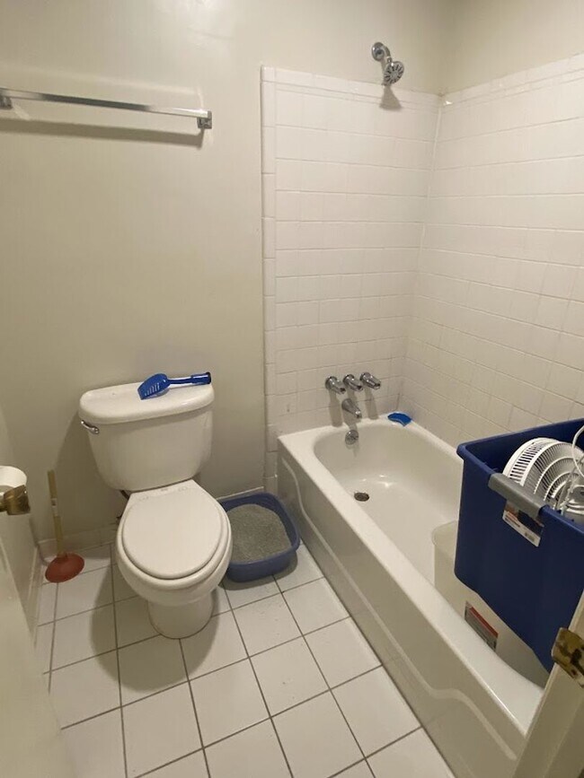 Building Photo - Spacious 2 Bedroom Condo Near Downtown Ath...