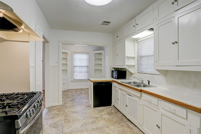 Building Photo - 3514 Plumb St