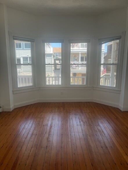 Large bedroom with high ceilings - 24 Center St